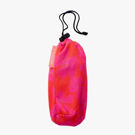 "CEDON" auf einem Etikett. Bunte, blumenmusterte Tasche mit Kordelzug in Pink und Rot.
