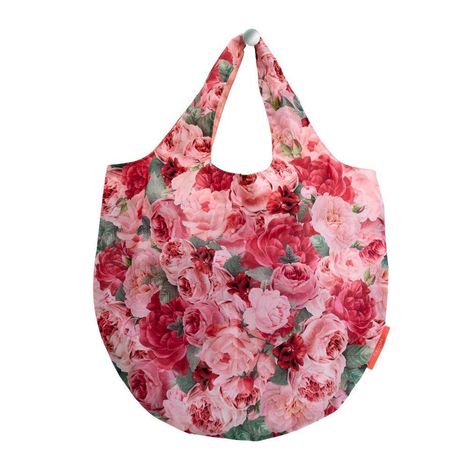 Keine Texte. Eine Tasche mit lebendigem Blumenmuster aus rosa und roten Rosen, ergänzt durch grüne Blätter.