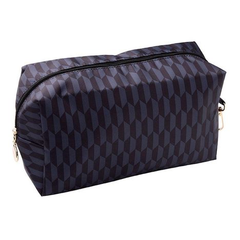 Kein sichtbarer Text. Eine dunkelblaue Kosmetiktasche mit geometrischem Würfelmuster und goldenem Reißverschluss.
