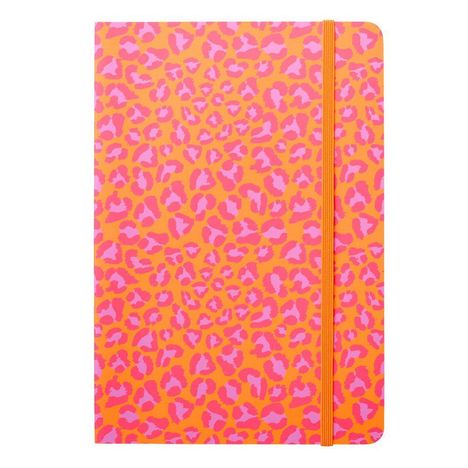 Ein Notizbuch mit orangefarbenem Hintergrund und pinkem, leopardenähnlichem Muster sowie einem Gummiband.