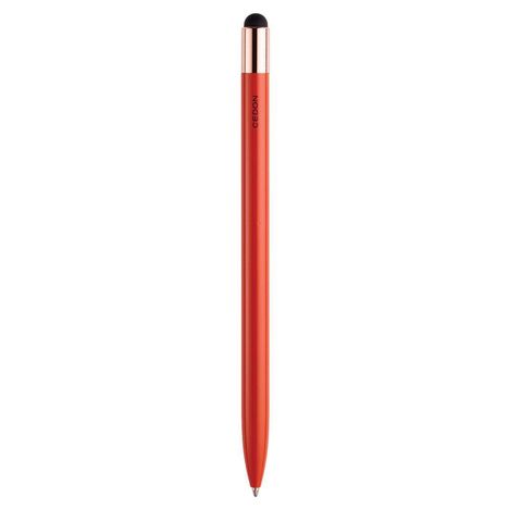 Text "CEDON" auf einem orangefarbenen Stift, dessen Spitze silbern ist und ein Gummi-Ende aufweist.