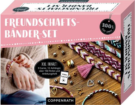 Text: "FREUNDSCHAFTS-BÄNDER-SET", "XXL INHALT: 9 Garne, 12 Anhänger, über 150 Perlen und Anleitungsheft", "100% selbst gemacht". Auf der Verpackung sind bunte Freundschaftsbänder, eine Hand, die ein Armband trägt, und Perlen abgebildet.
