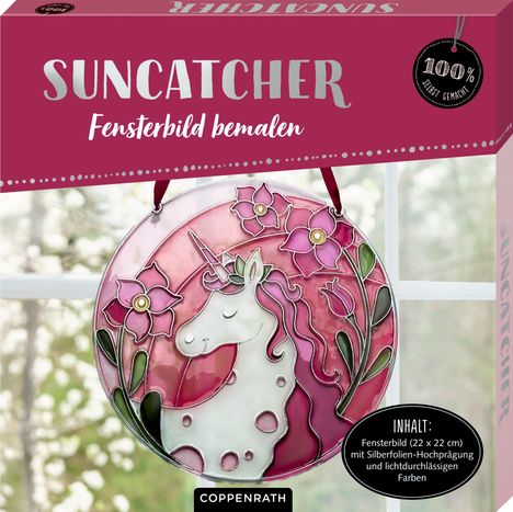 „SUNCATCHER. Fensterbild bemalen. Inhalt: Fensterbild (22 x 22 cm) mit Silberfolien-Hochprägung und lichtdurchlässigen Farben.“ Ein rundes Fensterbild zeigt ein Einhorn mit Blumen in Rosa- und Pinktönen.