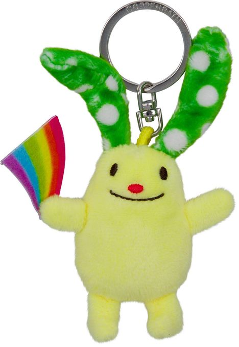 Ein Plüsch-Schlüsselanhänger in Form eines lächelnden gelben Hasen mit grünen Ohren und einer Regenbogenfahne.