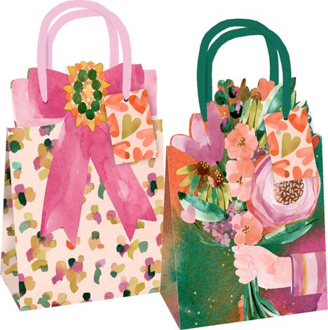 Illustration von zwei Geschenktüten. Links mit rosa Schleife und bunter Musterung, rechts Blumenstrauß. Beide mit Herzanhängern.