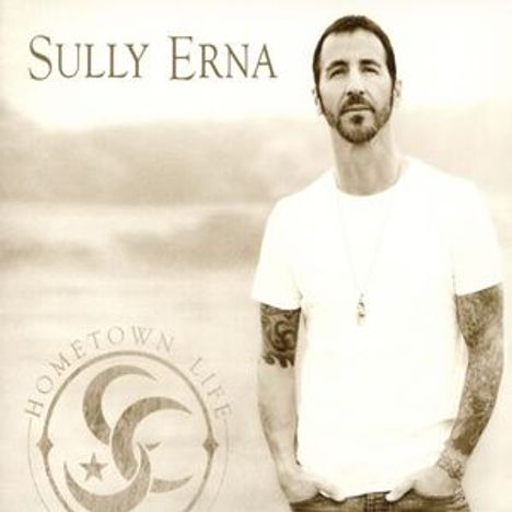 "Sully Erna" und "Hometown Life" steht oben. Ein Mann mit Bart und T-Shirt blickt ernst. Links ist ein rundes Logo.