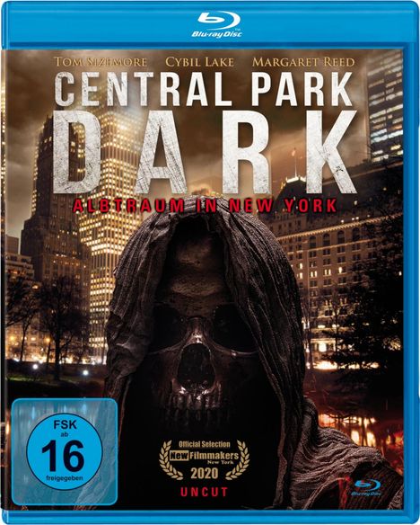 CENTRAL PARK DARK: Albtraum in New York. Unheimliche Gestalt mit Schädelmaske, nachts vor beleuchteten Hochhäusern.