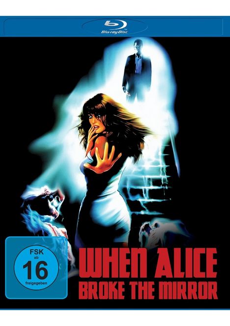 „FSK ab 16 freigegeben“ und „WHEN ALICE BROKE THE MIRROR“. Eine Frau schaut ängstlich, hinter ihr eine Treppe.