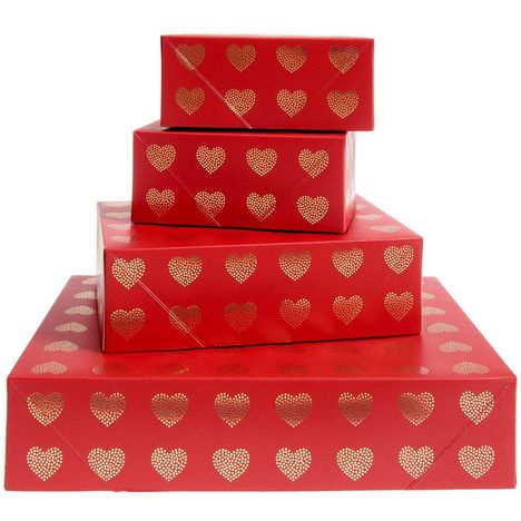 Rote Geschenkboxen in einem Stapel, bedeckt mit goldenen Herzmustern.