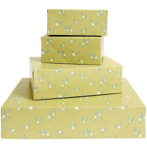 Vier gestapelte Geschenke in grünem Papier mit blau-weißen Blumenmotiven.