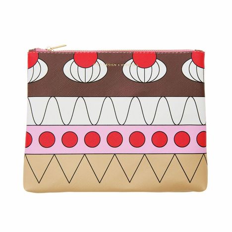 "MARIMEKKO" steht in feiner Schrift oben. Eine bunte Clutch mit geometrischen Mustern in Rot, Pink, Weiß und Braun.