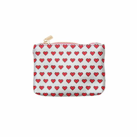 Ein kleines Täschchen mit rotem Herzmuster und goldenem Reißverschluss auf weißem Hintergrund.