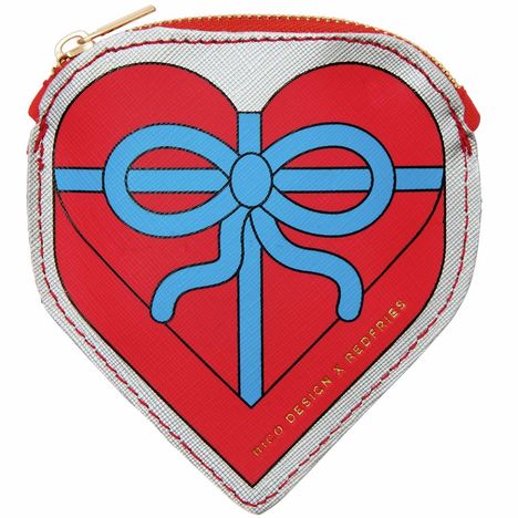 "Rico Design x Redfries" steht in Gold auf rotem Herz mit blauer Schleife; Reißverschluss oben.