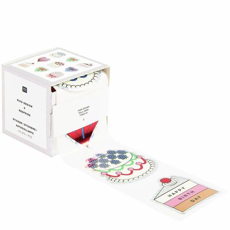 Verpackung mit der Aufschrift "HIER ZIEHEN" und "HAPPY BIRTHDAY", zeigt bunte Kuchen- und Geburtstagssticker.