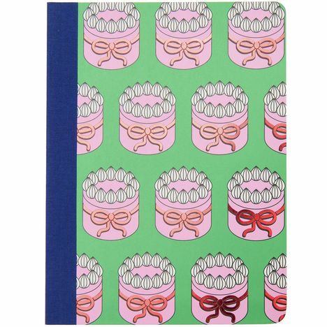 Ein Notizbuch mit rosa Tortendesign auf grünem Hintergrund und blauem Buchrücken.