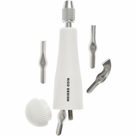 „RICO DESIGN“ steht auf einem weißen Griff. Mehrere Metallklingen sind um den Griff angeordnet.