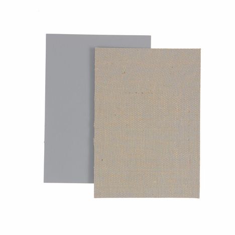 Zwei rechteckige Flächen überlappen sich: eine aus glattem, grauem Material und eine aus grobem, beige Textilgewebe.