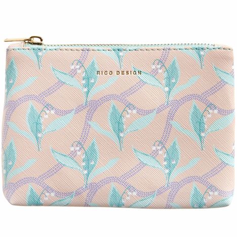 „Rico Design“ ist in Gold auf einer kleinen Tasche gedruckt. Blassrosa Hintergrund mit grünem Blattmuster.