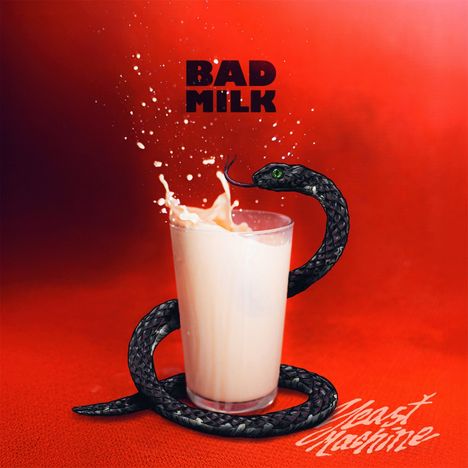 Schwarze Texte "BAD MILK". Eine Schlange umwickelt ein Glas Milch auf rotem Hintergrund.