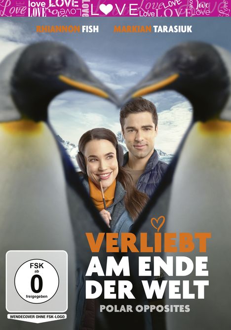 „VERLIEBT AM ENDE DER WELT“, zwei Pinguine formen ein Herz um ein lächelndes Paar vor verschneiter Landschaft.