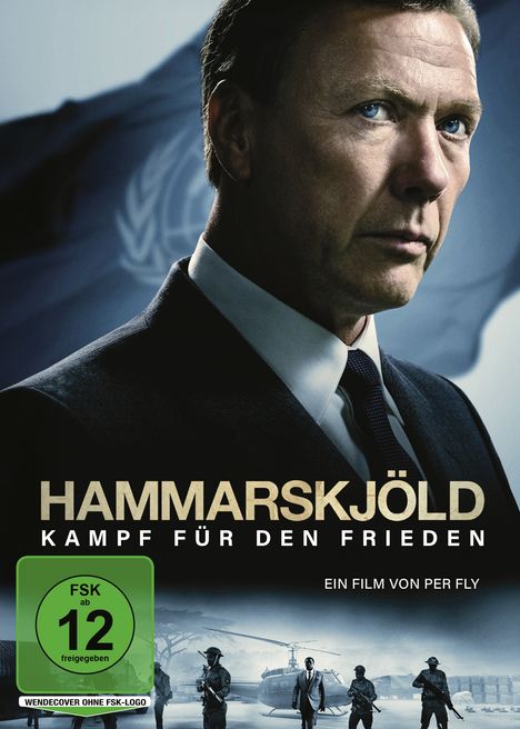 Texte: "HAMMARSKJÖLD: KAMPF FÜR DEN FRIEDEN", "Ein Film von Per Fly", "FSK ab 12 freigegeben". Ein Mann vor einer Flagge.