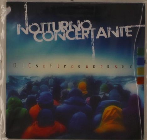 "NOTTURNO CONCERTANTE" und "DiCsotlroeusrsed", Menschen in bunten Jacken von hinten, blickend Richtung Meer.