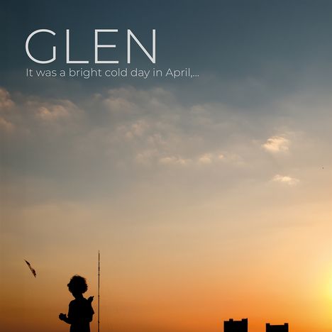 Text: "GLEN It was a bright cold day in April,..."
Ein Kind fliegt einen Drachen im Sonnenuntergang.