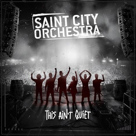 Text: "SAINT CITY ORCHESTRA" oben, "This ain't quiet" unten. Silhouetten einer Band vor einer großen Menschenmenge, monochrom.