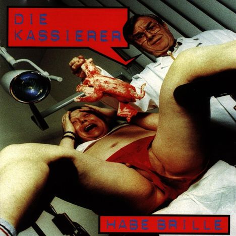 Die Kassierer, Habe Brille. Ein Arzt hält ein blutiges Objekt, während eine Person schockiert auf einem Untersuchungstisch liegt.