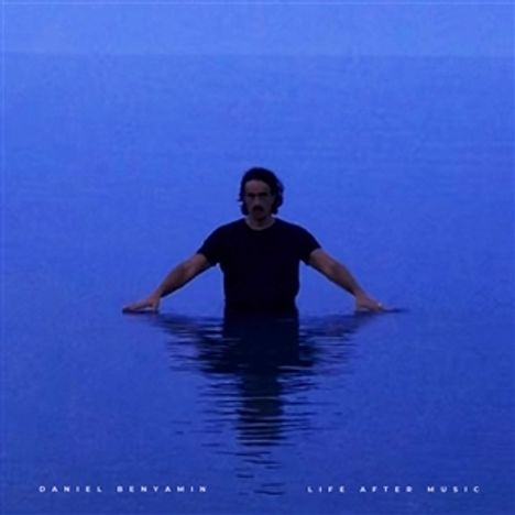 "Daniel Benyamin | Life After Music" in weißem Text auf blauem Hintergrund. Ein Mann steht im Wasser, Arme ausgestreckt.