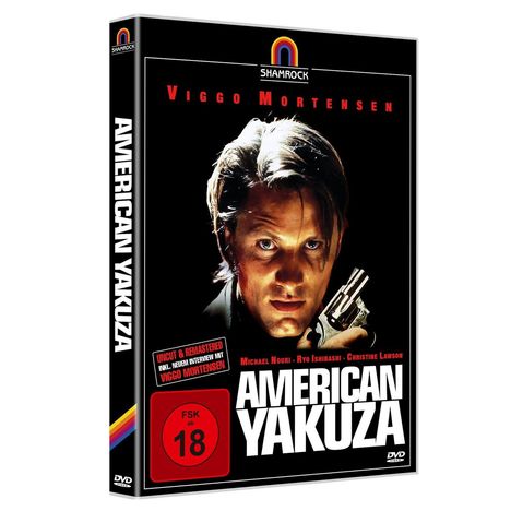 "American Yakuza", "Viggo Mortensen", FSK 18. Ein Mann mit einer Waffe im Fokus, dramatisch beleuchtet.