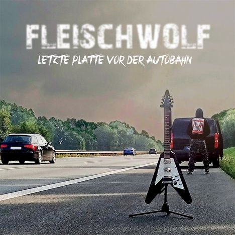 „Fleischwolf, Letzte Platte vor der Autobahn“. Eine E-Gitarre steht an einer Autobahn, im Hintergrund ein Van.