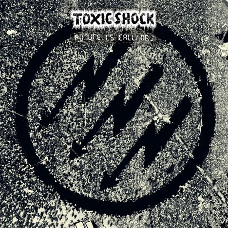 "Toxic Shock, Future is Calling." Schwarz-weißes Logo inmitten einer Menschenmenge in Kreisform angeordnet.