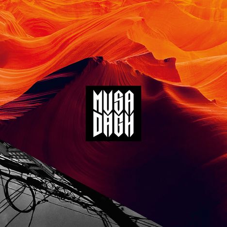 Text "MUSA DAGH" in stilisierter Schrift. Oben orange-rote, wellenartige Strukturen; unten schwarz-weiße Linien.