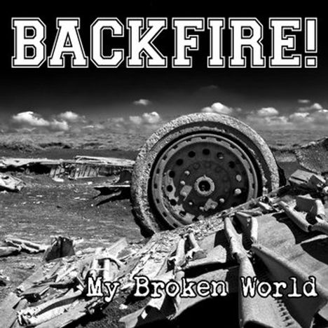 "BACKFIRE! My Broken World" in großen Buchstaben. Schwarz-weiß-Foto einer verfallenen Landschaft mit Autoteilen.