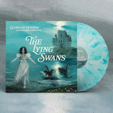 Text: "Gloria de Oliveira. The Lying Swans." Eine Frau im weißen Kleid steht vor einem See mit schwarzen Schwänen, ein Schloss im Hintergrund.