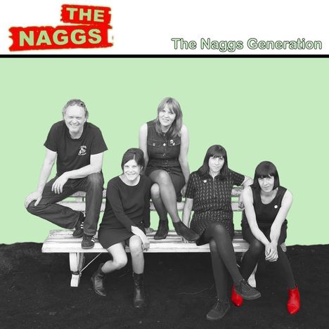 "The Naggs Generation." Oben links ein rotes Logo "The Naggs". Fünf lächelnde Personen auf einer Bank. Hintergrund grün.