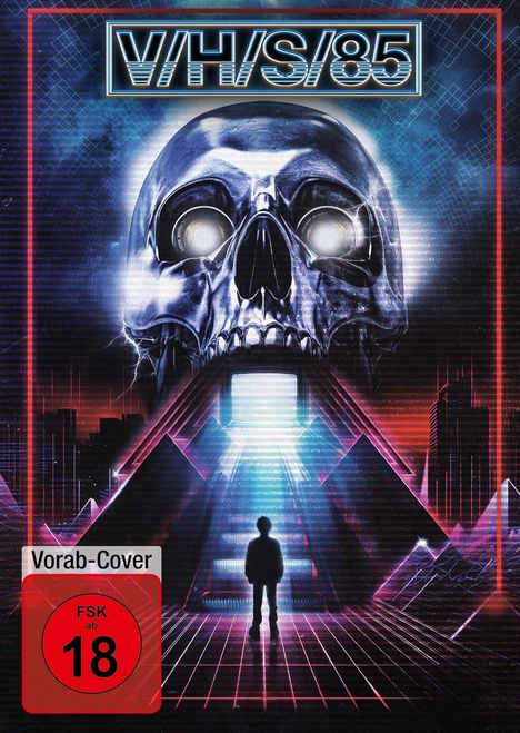 Text: "V/H/S/85", "Vorab-Cover", "FSK ab 18". Illustration: Leuchtender Totenkopf über einem Kind vor strahlendem Bildschirm.
