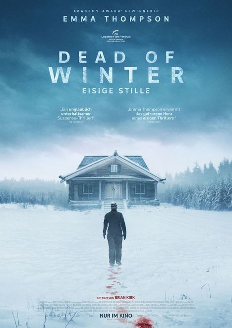 "Dead of Winter: Eisige Stille". Eine Person auf einer verschneiten Fläche nähert sich einer einsamen Holzhütte.