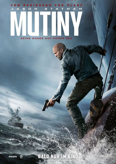 Text: Mutiny, Keine Gnade auf hoher See, Bald nur im Kino. Ein Mann mit Waffe klettert an einem Schiff im Sturm.