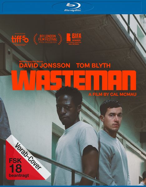 „Wasteman“, „David Jonsson“, „Tom Blyth“, „A Film by Cal McMau“, zwei ernst blickende Männer im Treppenhaus.