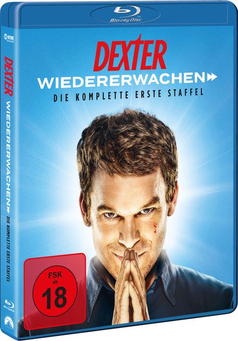 „DEXTER WIEDERERWACHEN: Die komplette erste Staffel“. Ein Mann mit gefalteten Händen, schelmisch lächelnd. FSK-18-Logo.