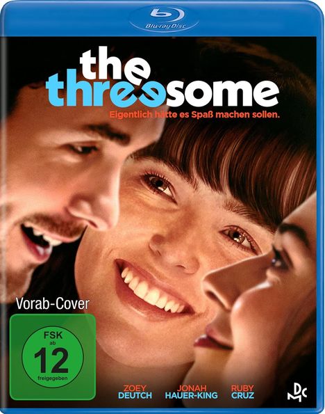 „The Threesome“, „Eigentlich hätte es Spaß machen sollen“, FSK 12. Gesicht von drei lächelnden Personen in Nahaufnahme.