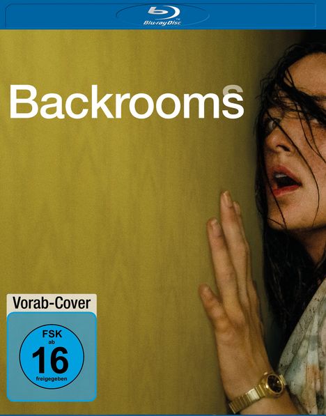 „Backrooms“ und „Vorab-Cover“ sind die Haupttexte. FSK 16 Hinweis. Frau lehnt an gelber Wand, schaut ängstlich.