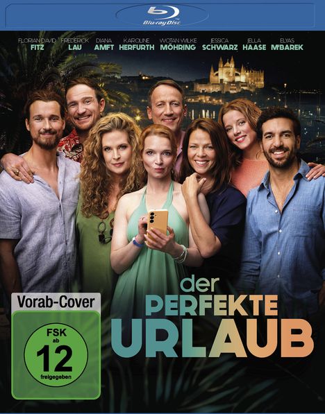 Text oben: Florian David Fitz, Frederick Lau, Diana Amft, Karoline Herfurth, Wotan Wilke Möhring, Jessica Schwarz, Jella Haase, Elyas M’Barek. Text Mitte: "der perfekte Urlaub". Vorne stehen lächelnde Menschen, eine Frau hält ein Handy. Unten links: "FSK ab 12 freigegeben"-Logo. Im Hintergrund sind Palmen und eine nächtliche Stadtansicht.