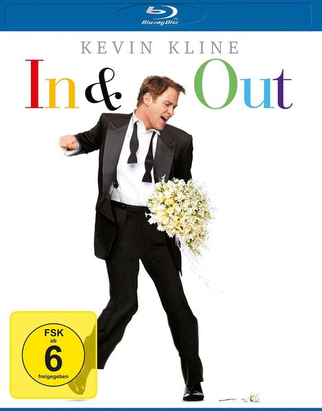 Oben steht "Kevin Kline", darunter "In & Out". Ein Mann im Anzug hält einen Blumenstrauß. FSK 6 freigegeben.