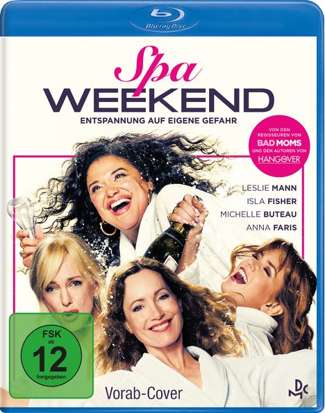 In der Mitte "Spa Weekend". Vier lachende Frauen in Bademänteln, eine hält eine Champagnerflasche. FSK 12.