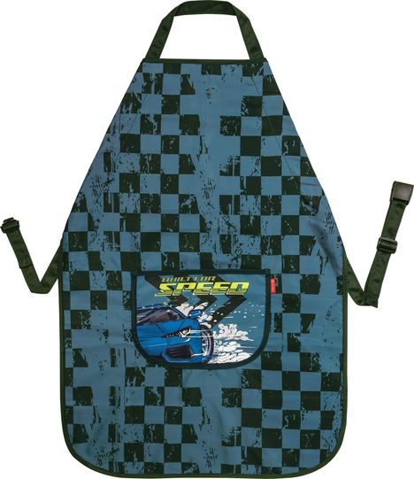 Der Text "BUILT FOR SPEED" ist auf einer Tasche einer Schürze gedruckt. Ein blaues Auto spritzt Wasser auf einem karierten Muster.