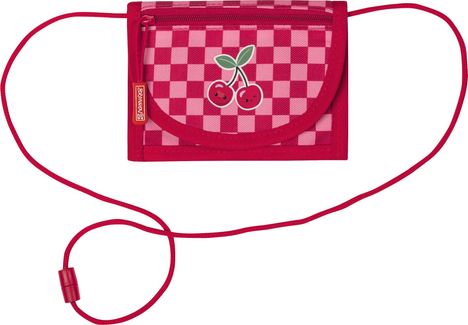 „BRUNNEN“ steht seitlich. Rot-weiß kariertes Muster mit einer Illustration von zwei Kirschen, umgeben von rotem Rand.