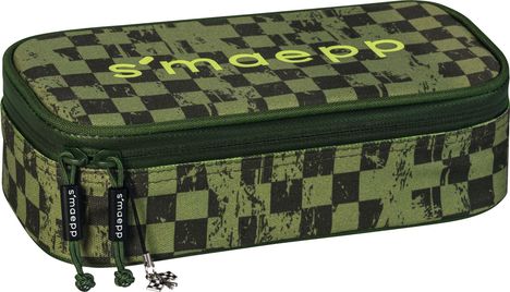 Der Text "smaepp" ist auf einem rechteckigen, grün-schwarz karierten Etui mit Reißverschlüssen zu sehen.